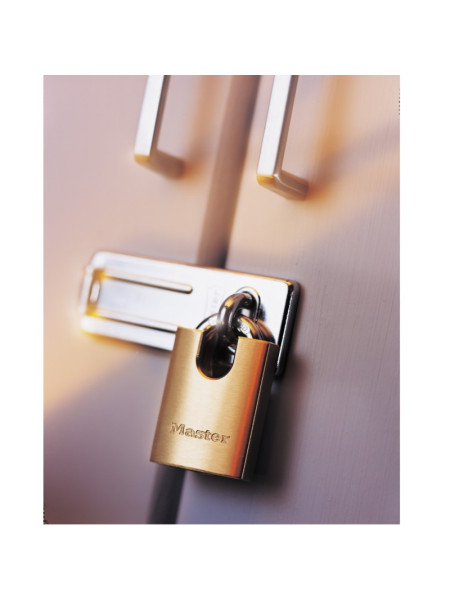Cadenas Master Lock 2240EURD anse protégée sur portes